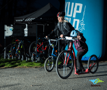 Noční koloběžkování zve rodiny s dětmi i sportovce na noční projížďku na koloběžkách s plněním světelných úkolů